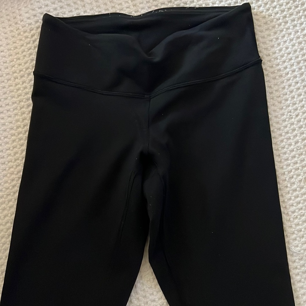 Black lululemon low rise capri length legging